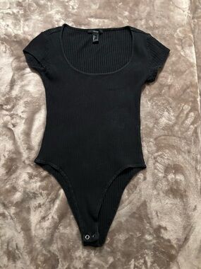 Forever 21 Bodysuit Women’s Size S Black Ribbed Scoop Neckline Short Cap Sleeve